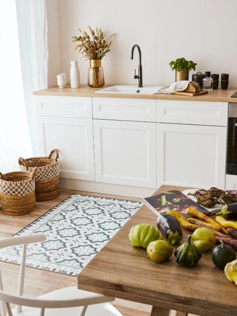 décoration de cuisine naturelle en bois, osier et carrelage