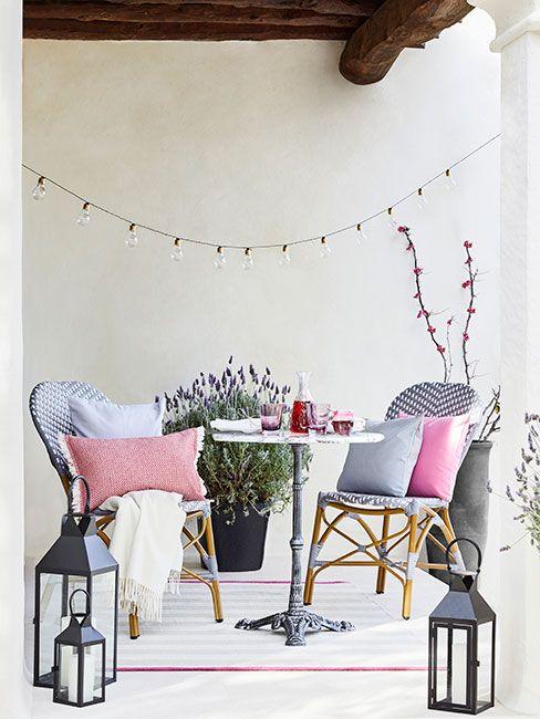 terrasse avec fauteuil gris et coussin lilas rose