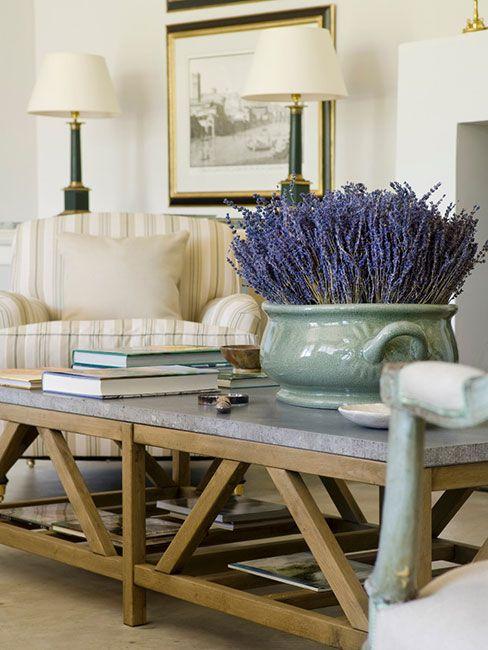 salon style country avec pot de fleur en terre cuite et lavande