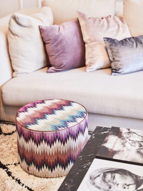 fateuil gros, coussins et pouf couleur lilas