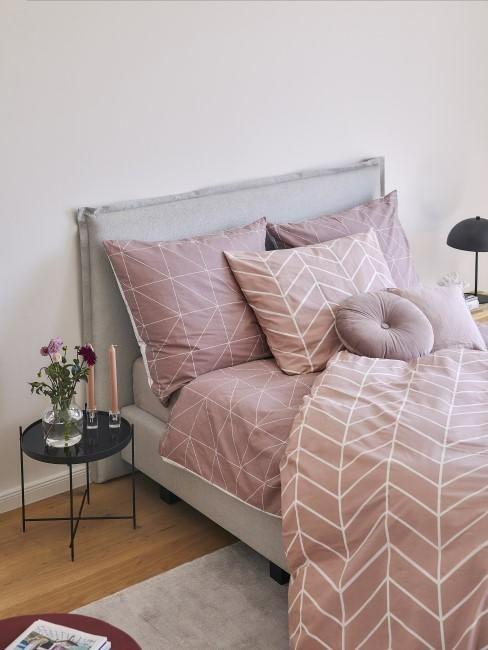 chambre avec lit gris et drap rose lilas