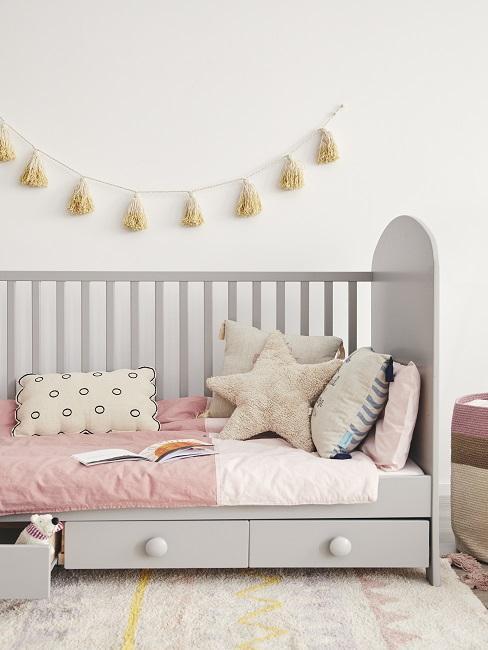 chambre fille couleurs pastel, lit banquette, coussins, decoration murale