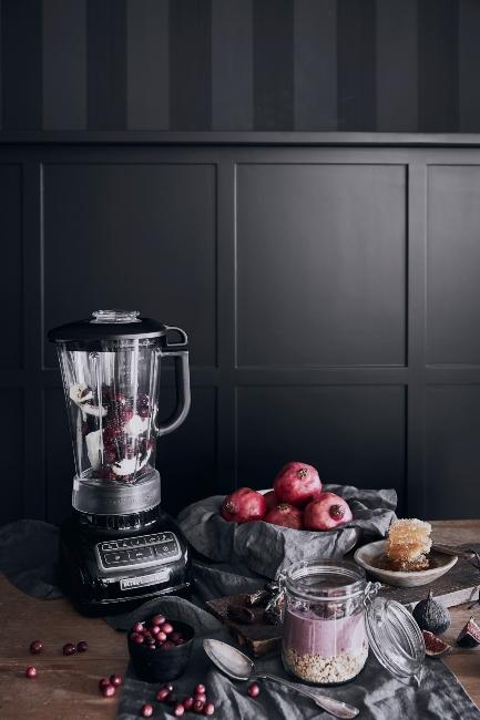 cuisine avec mur gris foncé