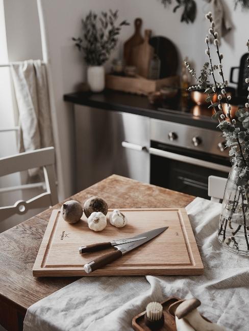 grande planche à couper avec oignons et ail frais et couteau de cuisine