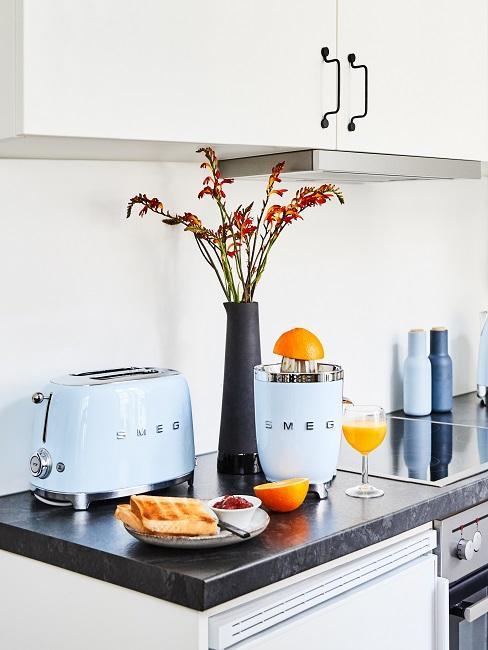 éléctroménager élégant SMEG sur un plan de travail dans la cuisine