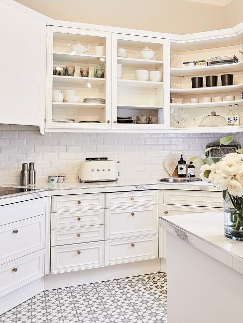 vue sur la cuisine blanche avec un grille-pain SMEG en blanc