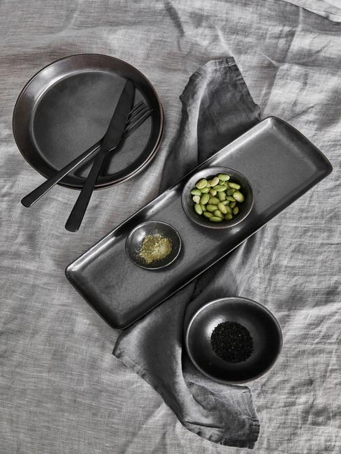 Plateaux, assiette et bol gris anthracite sur nappe grise