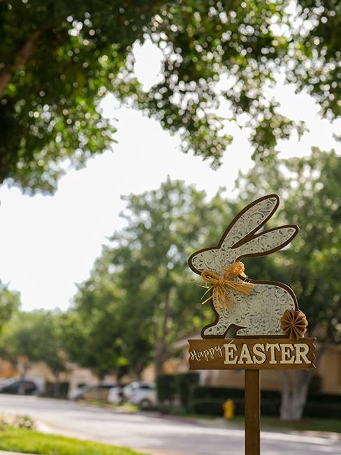 pancarte en forme de lapin dans la rue
