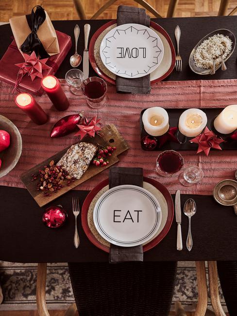 table de Noël aux couleurs rouges et marron foncé