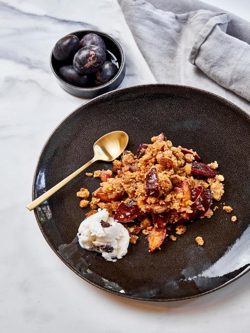 dessert de Noël avec glace et crumble