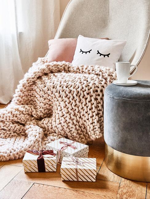 Plaid cosy, pouf, tasse, paquets cadeaux