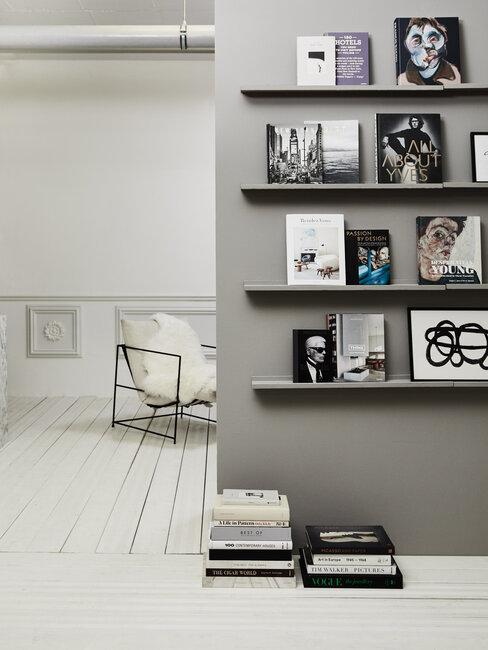 salon gris et blanc avec étagères et livres décoratifs présentés