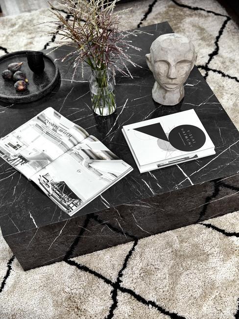 table basse marbre noir avec déco et livres décoratifs