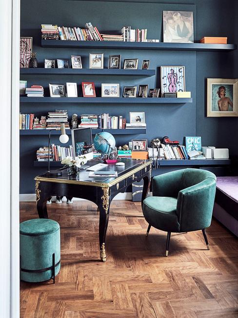 bureau style baroque avec bibliothèqe accrochée au mur et livres décoratifs (1)