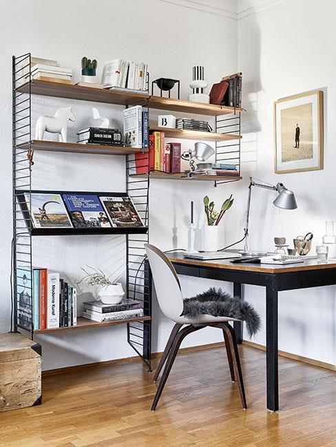 bureau style industriel épuré avec étagère, livres et cadres