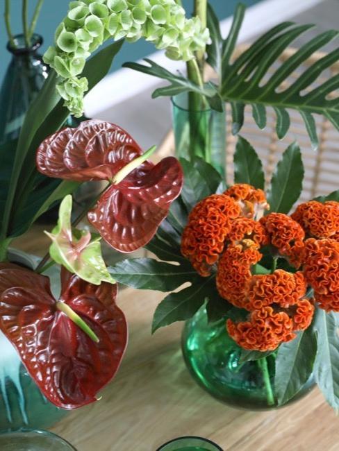 Fleurs artificielles orange et rouge