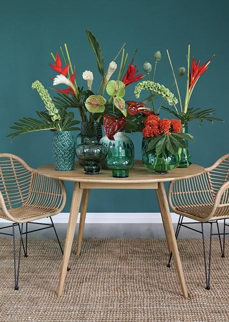 Fleurs artificielles sur une table