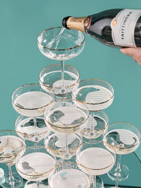 champagne versé dans coupe à champagne