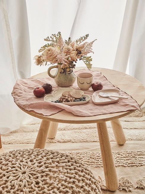 petite table ronde en bois dans chambre d'enfant