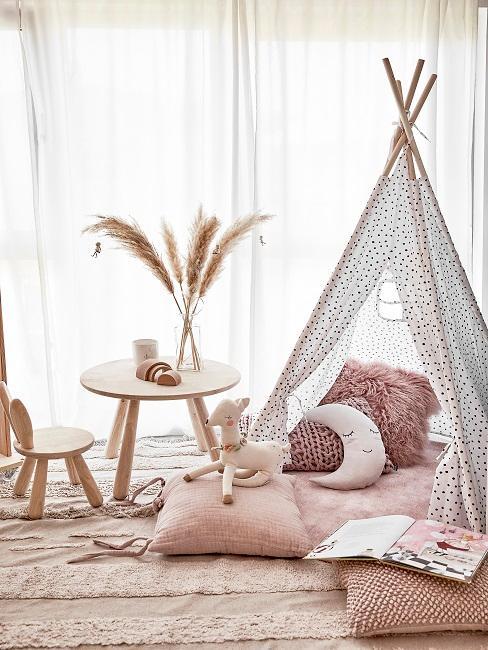 chambre d'enfant avec tipi, chaise et table ronde en bois