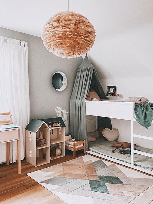 chambre d'enfant avec lit surélevé blanc