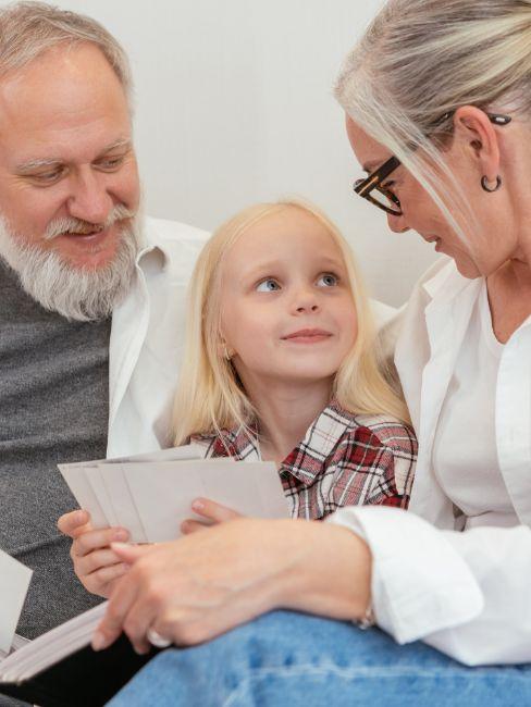 grand-parents avec petite fille qui regarde des photos (1)