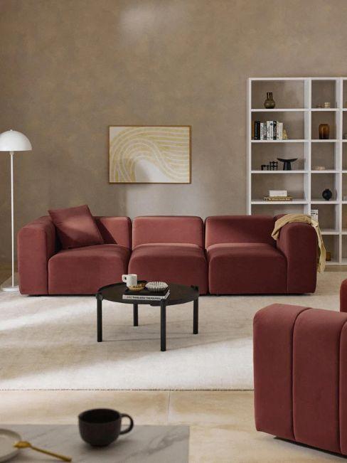 canapé en velours bordeaux dans salon beige