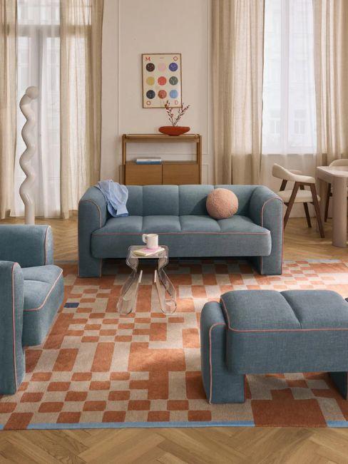 canapé Bobi bleu et rose dans salon orangé