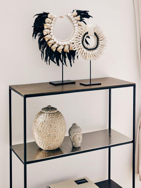 console avec objest decoratifs poses dessus