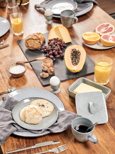 table de petit déjeuner avec assiettes grises et crêpes