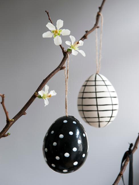 oeufs de pâques peints accrochés à une branche