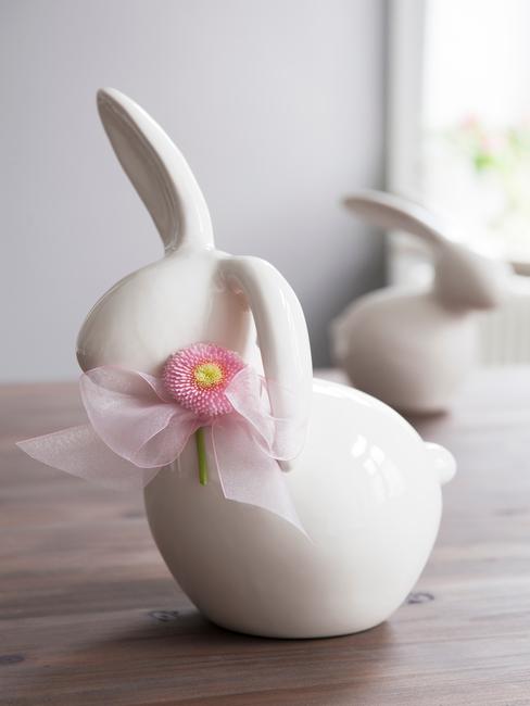 lapin en porcelaine avec mini fleur rose