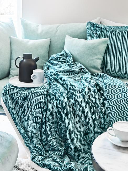 Lit, draps, couverture et coussins en couleur bleu canard