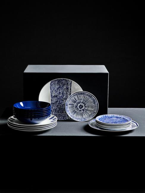 Soucoupes et assiettes bleues pour la cérémonie du thé