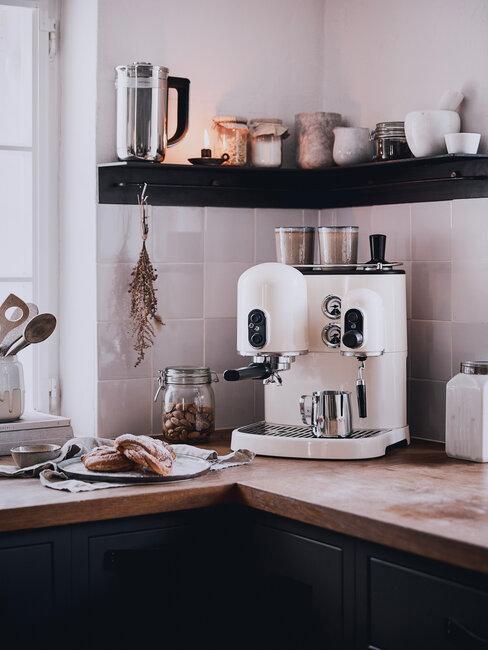 petite cuisine ouverte avec machine a cafe