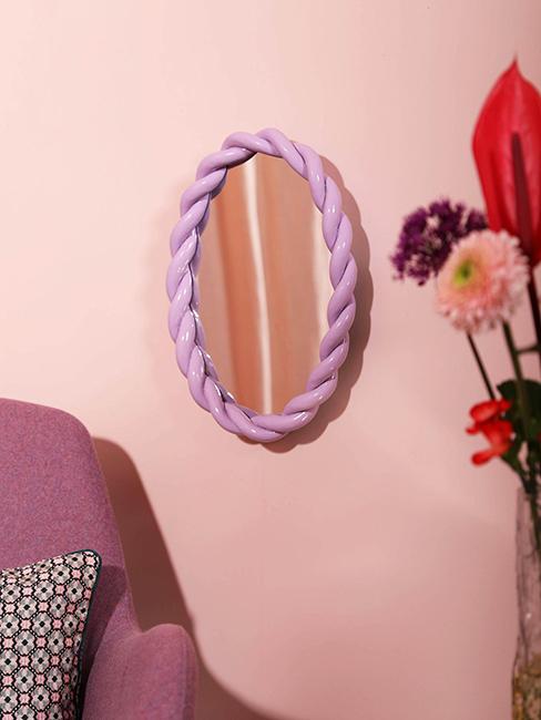 miroir tendance mauve accroché à un mur rose