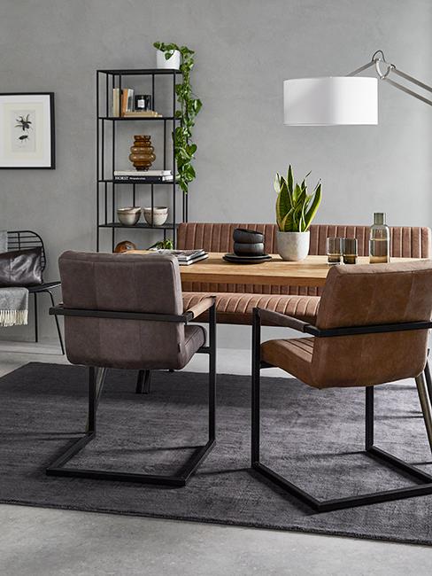 salle à manger moderne avec chaises en cuir brun