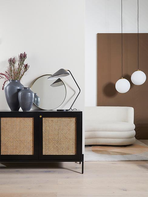 salon moderne avec meuble en cannage et mur marron