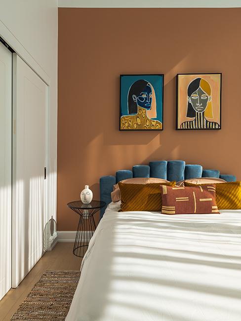 chambre avec mur marron