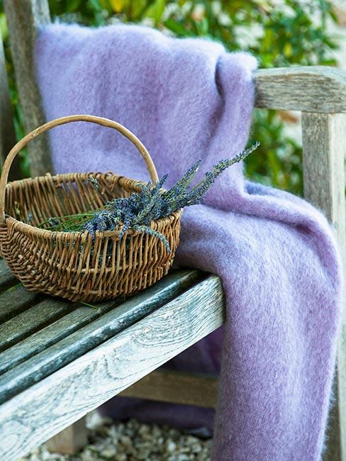 panier en osier avec lavande et plaid mauve