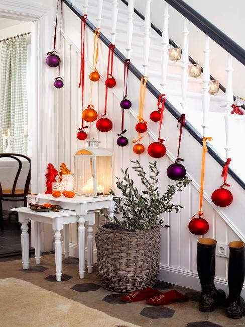 boules de noel rose et violet decorant un escalier blanc