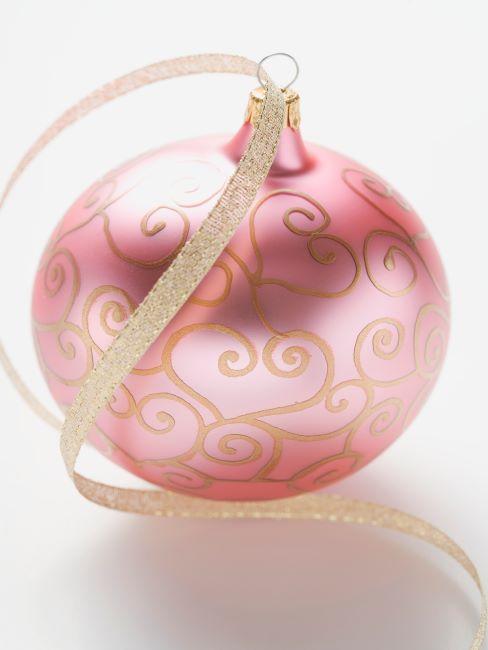 boule de noel rose à motifs avec ruban dore