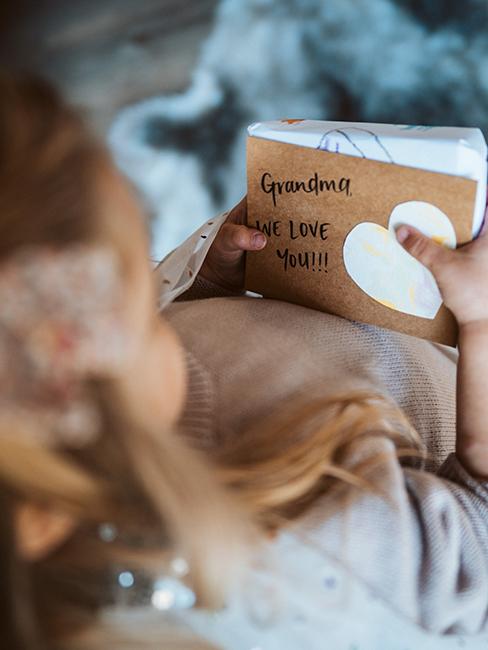 petit fille avec un livre dans ses mains pour la fête des grands mères