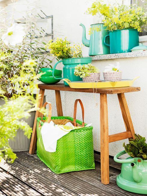 banc avec pots de fleurs