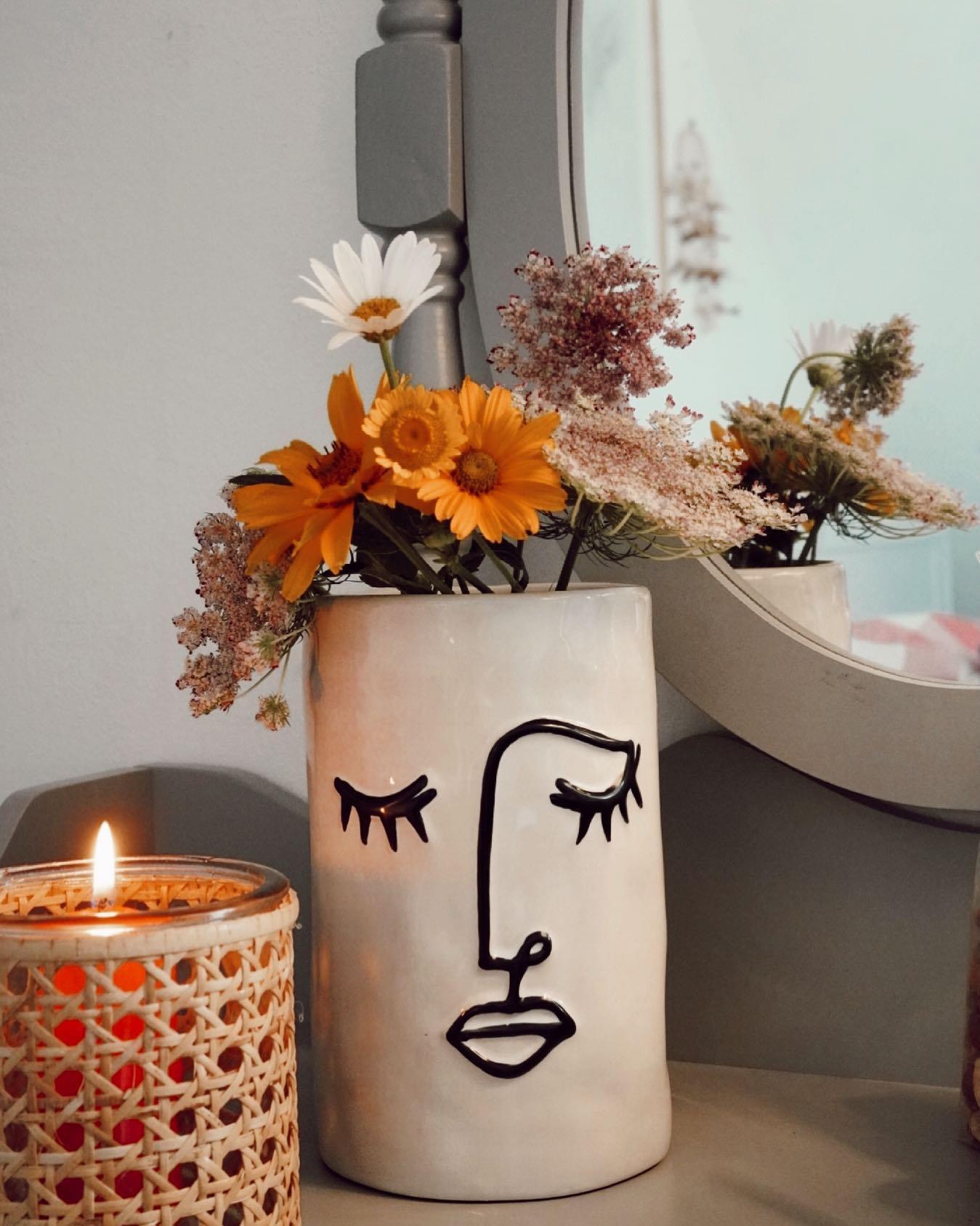 vase visage avec fleurs orange tons automne