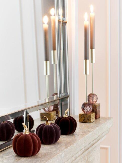 cheminé en marbre avec citrouille en tissu et miroir
