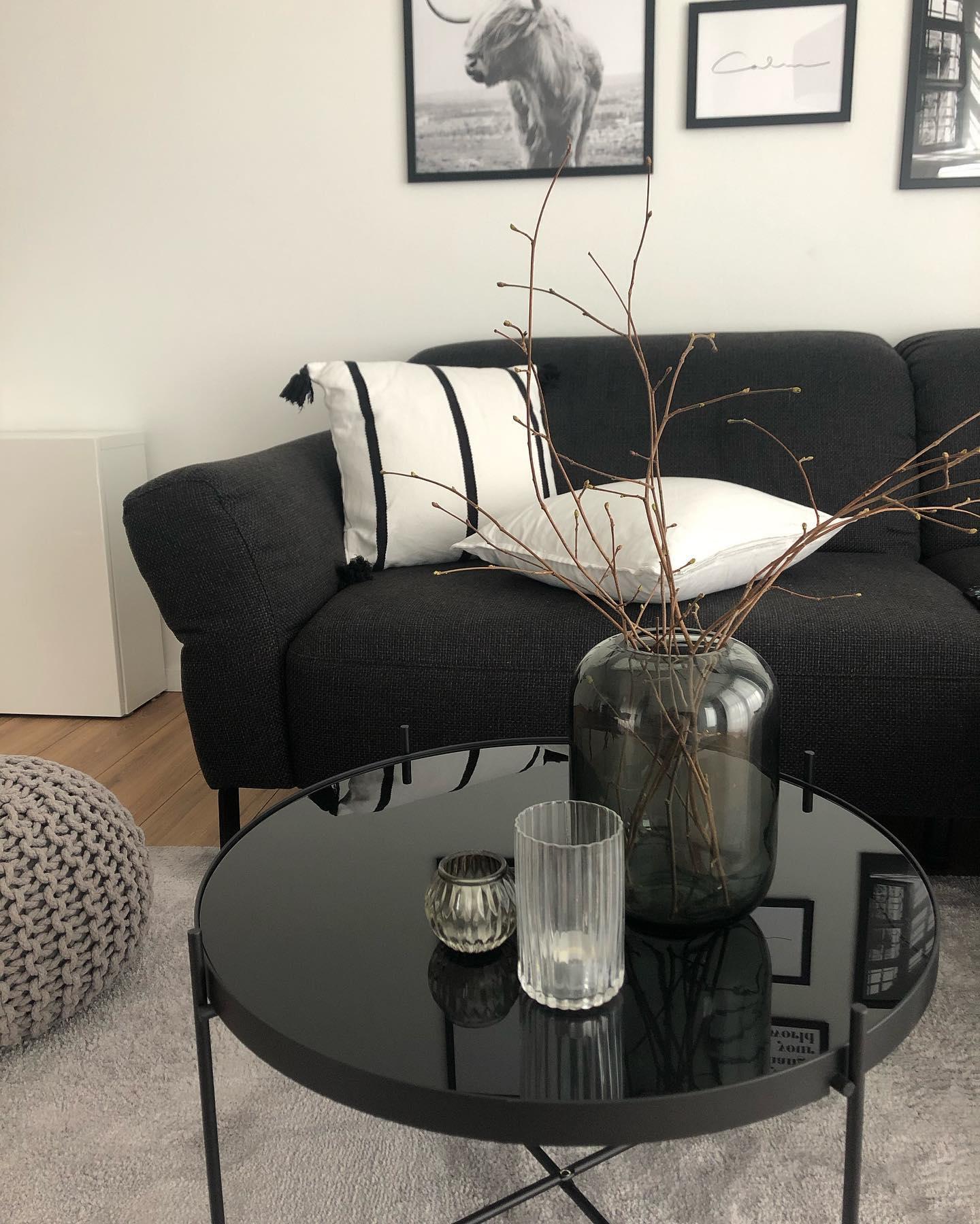 salon moderne et sombre avec vases en verre fumé