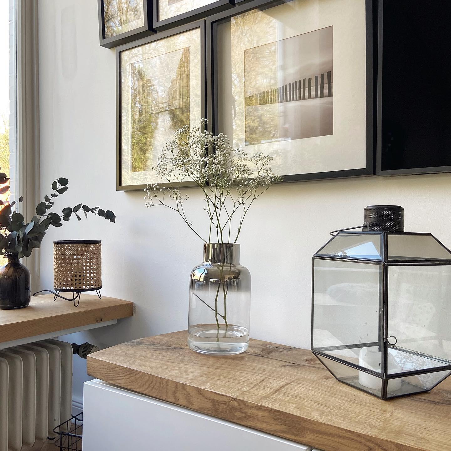 meuble en bois brut et blanc avec vase à moitié en verre fumé