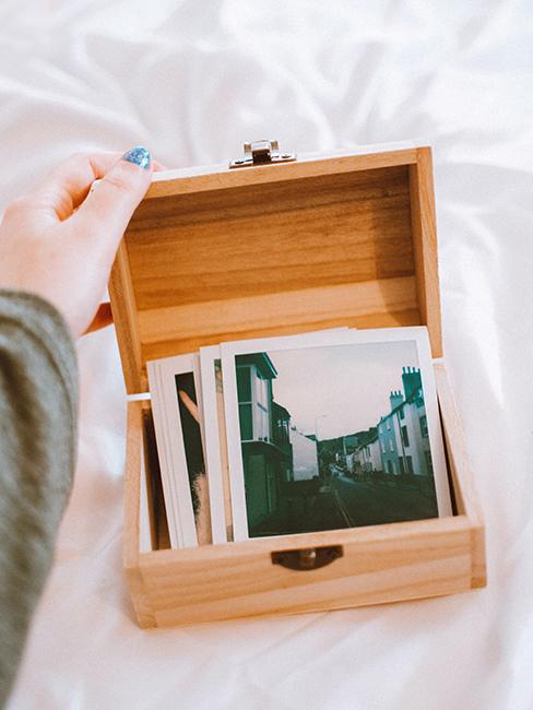 cadeau de mariage origina avec une boite en bois avec des photos souvenirs