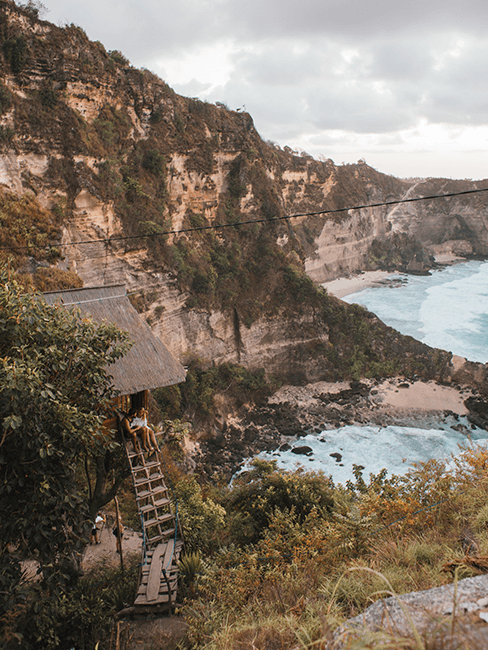 cabane en bois au bord de la mer